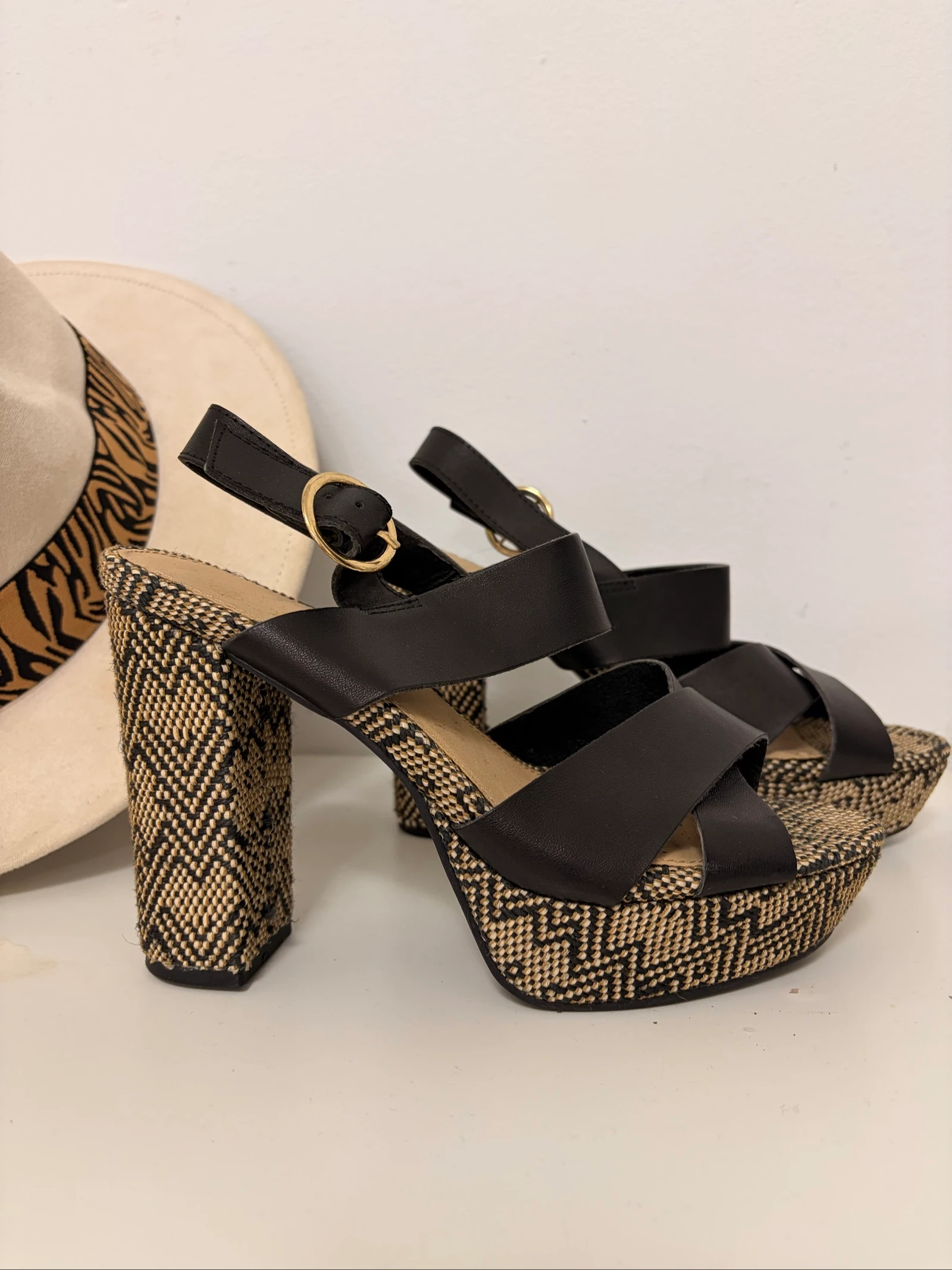 Zapatos de tacón ancho de rafia